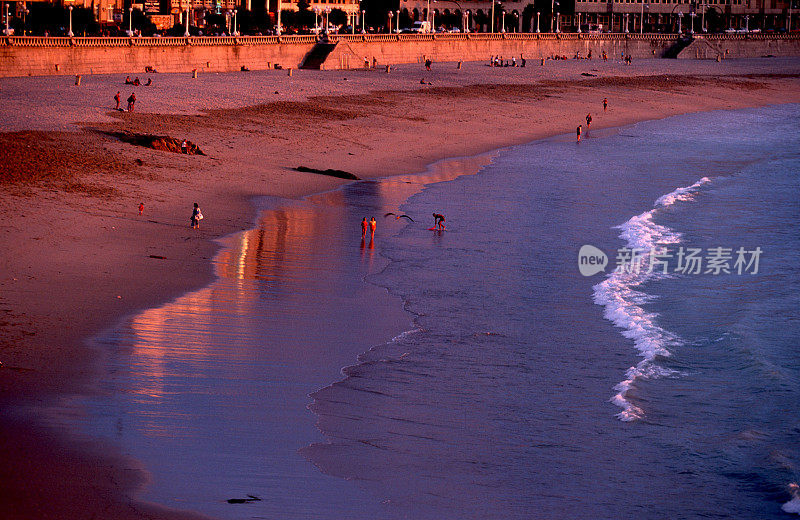 Orzan Riazor海滩日落在A Coruña加利西亚西班牙